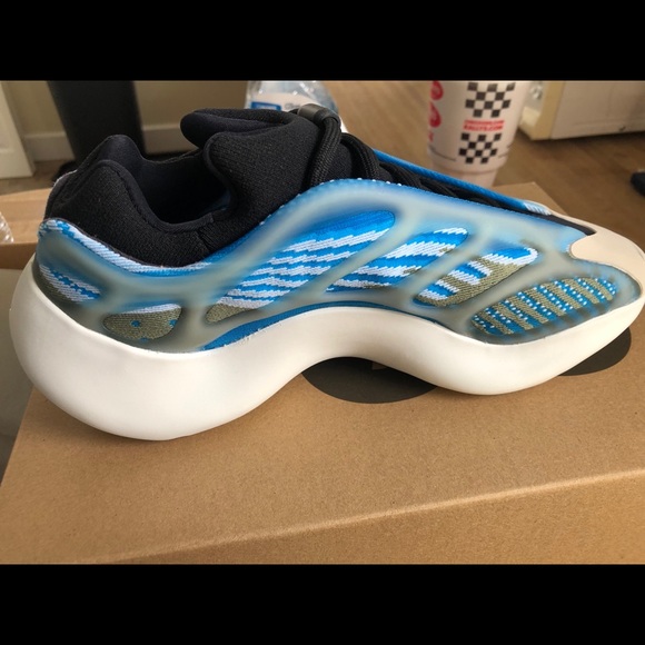 YEEZY 700 v3 size 8.5 BRAND NEW NEVER WORN!!!! - Picture 5 of 5